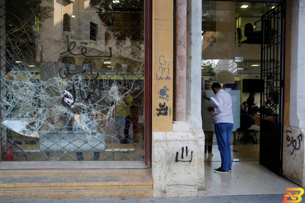 واجهة أمامية محطمة لأحد أفرع البنوك في بيروت خلال الاحتجاجات المناهضة للحكومة-أرشيف ا ب 785 مؤسسة سياحية لبنانية تغلق أبوابها