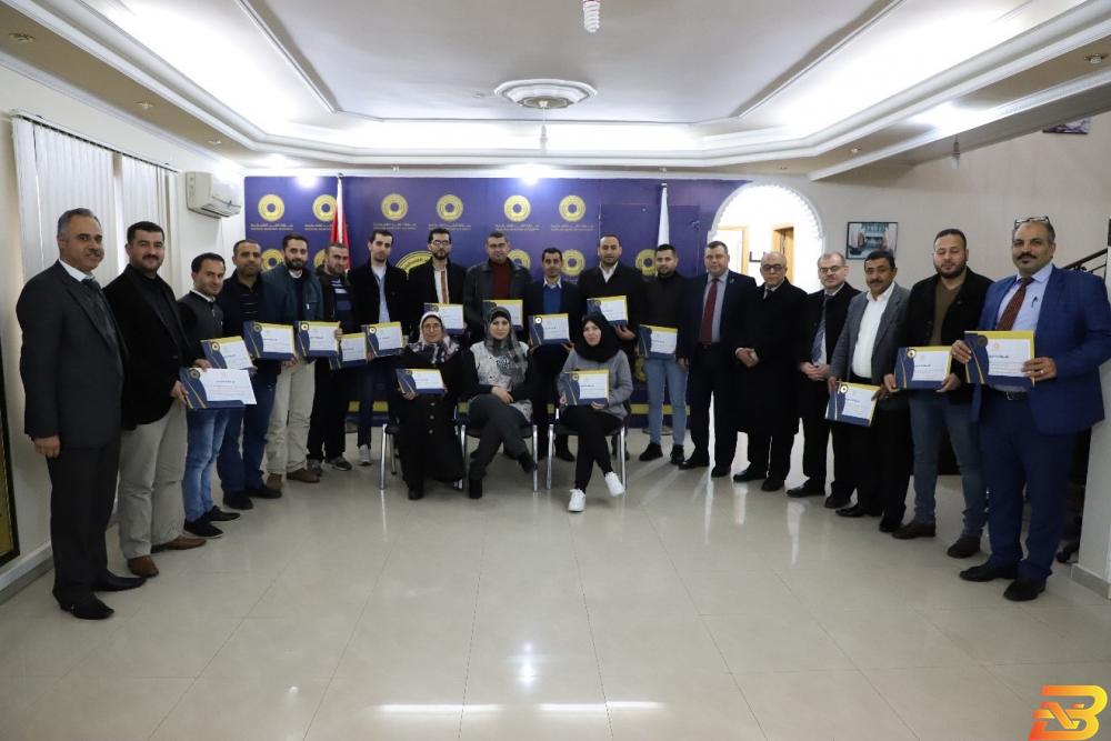 المشاركون في الدورة بعد تسلم شهاداتهم سلطة النقد تنظم دورة تدريبية للصحفيين الاقتصاديين في غزة