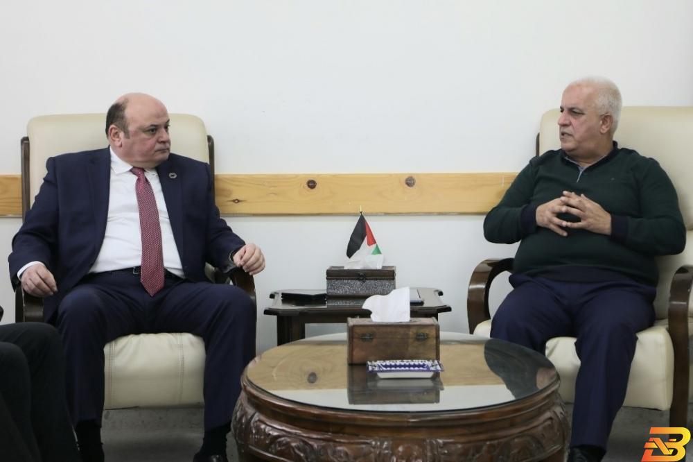 جانب من اللقاء بين الشوا والبكري وفد من سلطة النقد برئاسة المحافظ يزور الخليل