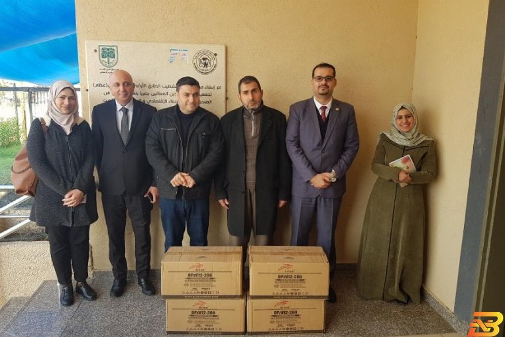جانب من تسليم الدعم للجمعية بنك القدس يدعم جمعية رابطة الخريجين المعاقين بصريا في غزة