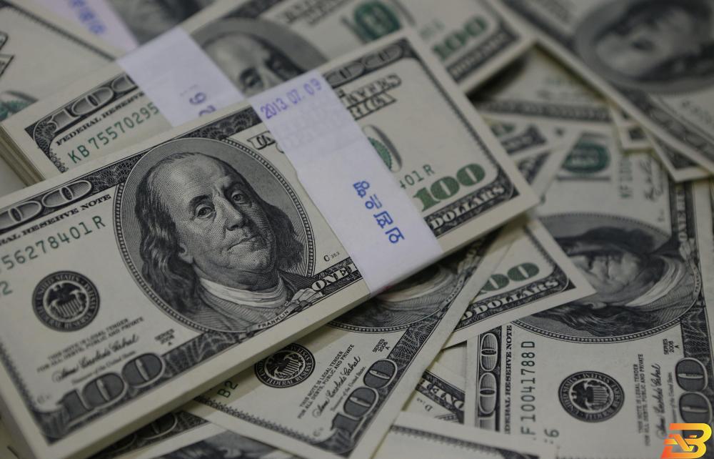 أوراق نقد من فئة المئة دولار في كوريا الجنوبية - صورة من أرشيف رويترز. الدولار يهوي لقاع 7 أسابيع أمام الين بفعل تلميح لخفض الفائدة الأمريكية