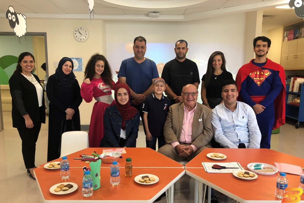 رجل الأعمال الفلسطيني زاهي خوري يزور الأطفال المرضى في مركز الحسين للسرطان مساهمة لتأسيس صندوق لعلاج أطفال فلسطين في مركز الحسين للسرطان