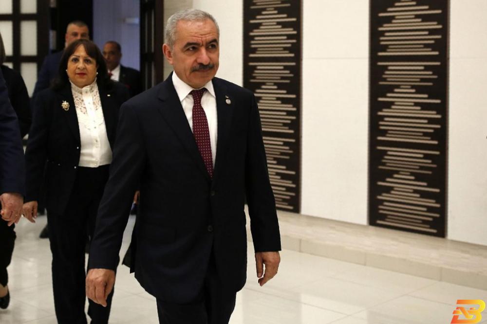 رئيس الوزراء محمد اشتية، ووزيرة الصحة مي الكيلة-أرشيف أ ف ب وقف إضراب الأطباء بعد التوصل لاتفاق مع الحكومة