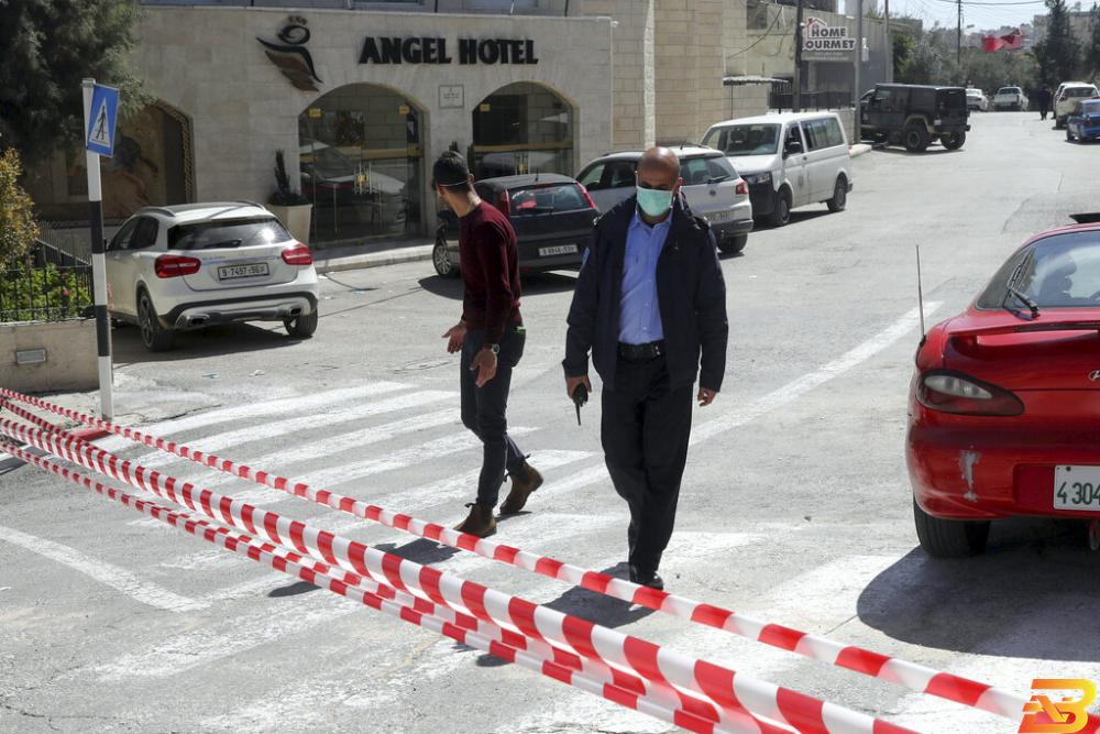 الأجهزة الأمنية أمام فندق انجل في بيت جالا الذي يحوي الحالات المصابة بالفيروس-تصوير وكالات الكيلة: ارتفاع عدد المصابين بفيروس كورونا إلى 16 مصابا