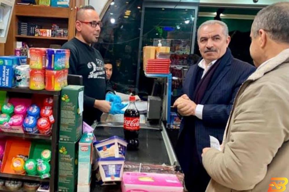 جانب من الجولة رئيس الوزراء يتفقد عددا من المحال التجارية في رام الله