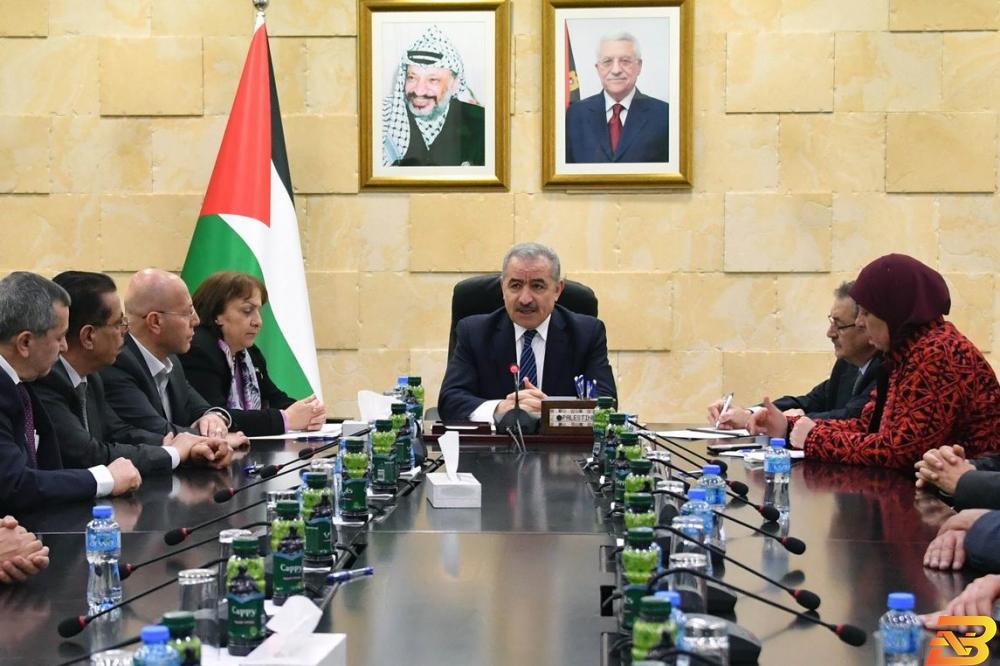 جانب من الاجتماع اشتية: نريد تكاملا بين القطاعين العام والخاص في مواجهة الكورونا