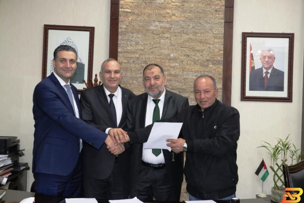 جانب من توقيع الاتفاقية نقابة العاملين في بلدية الخليل وجوال تجددان التعاون