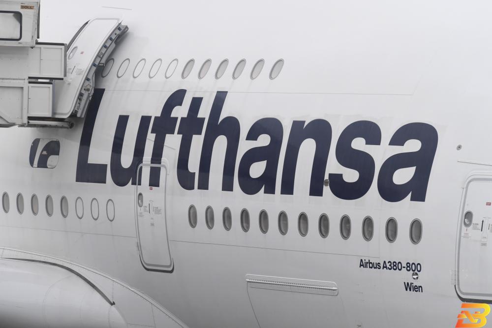 طائرة إيرباص A-380 من لوفتهانزا في مطار فرانكفورت بسبب كورونا...لوفتهانزا تلغي 23 ألف رحلة حتى 24 نيسان