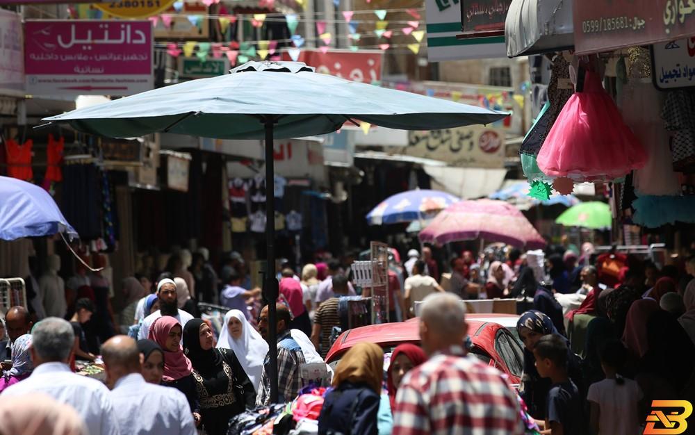 صورة توضيحية-مواطنون يتجولون في أسواق نابلس-أرشيف وفا الإحصاء: انخفاض طفيف على مؤشر غلاء المعيشة في شباط المنصرم