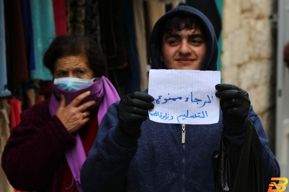 المواطنون يرتدون الكمامات الواقية والكفوف في بيت لحم-تصوير أحمد مزهر ارتفاع عدد الإصابات بفيروس كورونا في فلسطين إلى 31