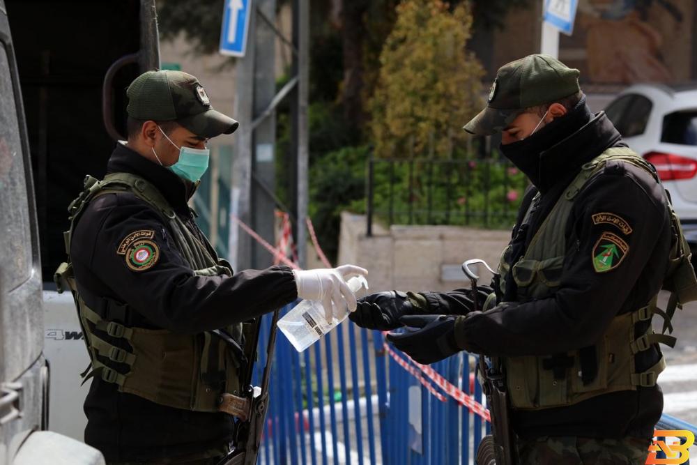 رجلا أمن أمام فندق انجل في بيت جالا-تصوير أحمد مزهر أسبوع على ’كورونا’ في فلسطين: تقدير موقف