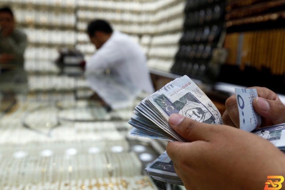 رجل يعد ريالات سعودية في متجر في الرياض. صورة من أرشيف رويترز المركزي السعودي يعلن حزمة تمويل بقيمة 50 مليار ريال لمواجهة كورونا 