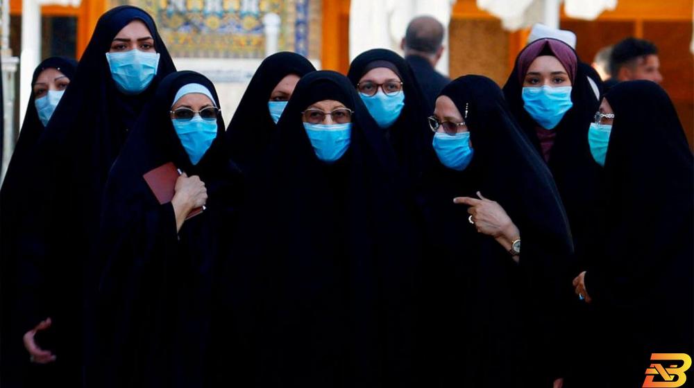 نساء تضعن كمامات للوقاية من خطر الإصابة بفيروس كورونا المستجد بالنجف في العراق يوم 11 مارس آذار 2020. تصوير: علاء المرجاني - رويترز. العالم يغلق الحدود ويقيد السفر في محاولة لاحتواء فيروس كورونا