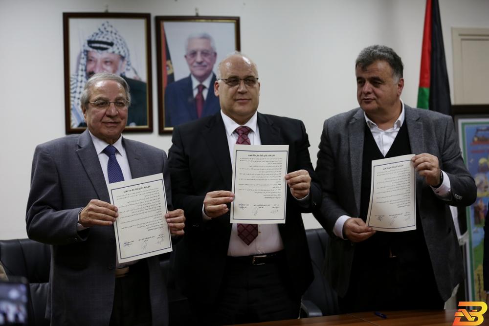 جانب من توقيع الاتفاق اتفاق يلزم القطاع الخاص بدفع الأجور عن شهري آذار ونيسان بنسبة 50%