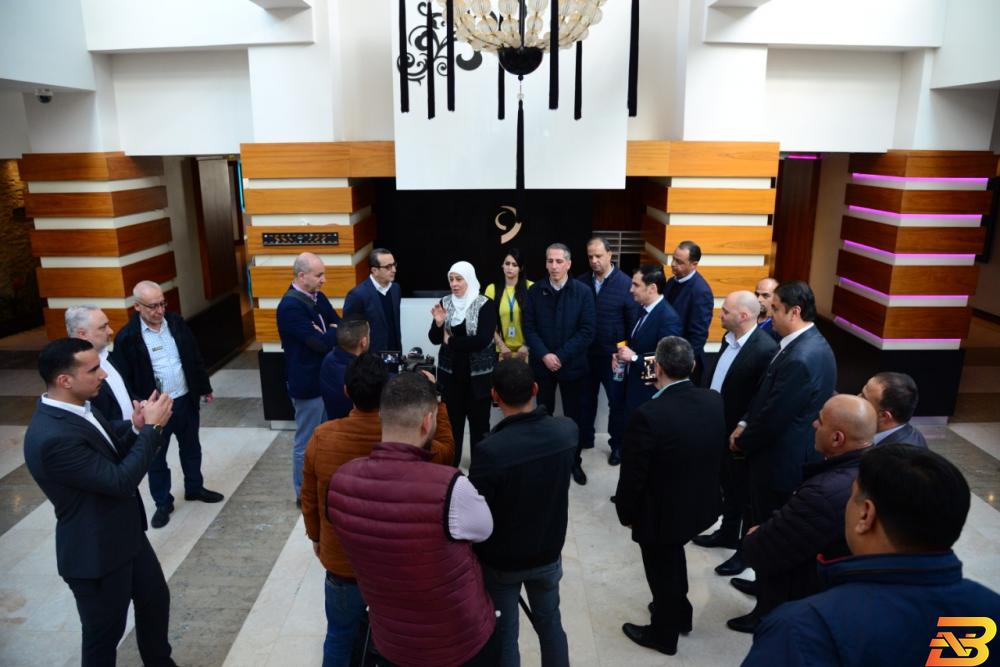 جانب من تسلم الفندق غنّام تتسلّم فندق جراند بارك لتحويله لمركزٍ للعناية الاحترازية