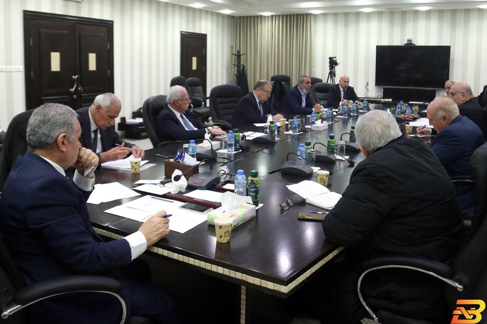 جانب من الاجتماع رئيس الوزراء يعلن إجراءات جديدة تخص العمّال والجسور