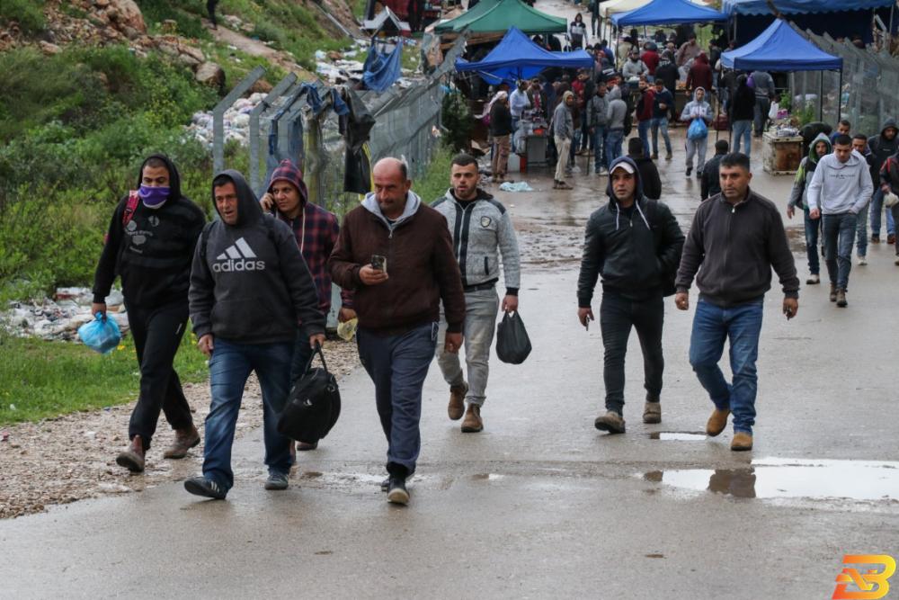 عمال فلسطينيون يعبرون حاجز نعلين يوم الأربعاء باتجاه أماكن عملهم داخل إسرائيل (عدسة:محمد أبو زيد/وفا) ’لقمة العيش’ تدفع الآلاف من العمال الفلسطينيين إلى الابتعاد عن عائلاتهم