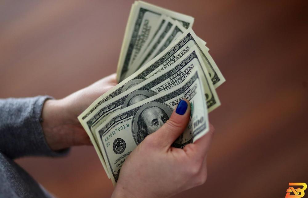 إمرأة تعد أوراقا نقدية فئة 100 دولار أمريكي في الأرجنتين يوم 28 أغسطس آب 2018. تصوير: ماركوس برينديتشي - رويترز. محلل اقتصادي يتوقع أن يلامس الدولار حاجز الـ4 شواقل خلال أيام