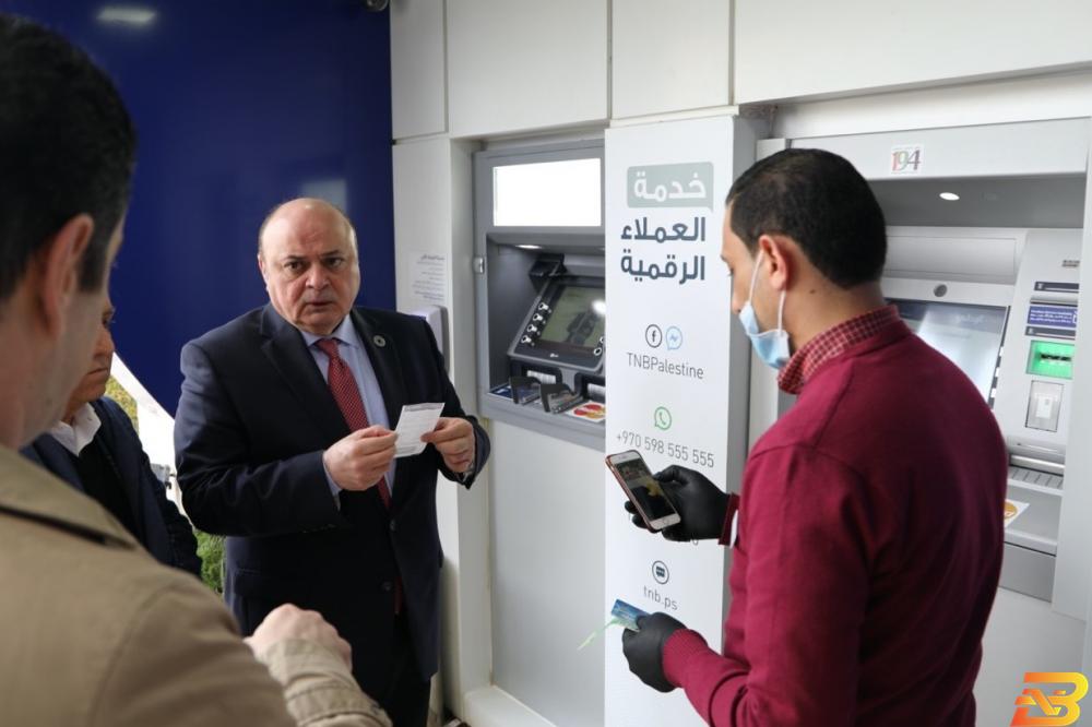 صورة توضيحية-محافظ سلطة النقد يتفقد عمل البنوك في حالة الطوارئ البنوك تتوقف عن استقبال الأفراد خلال الأسبوعين القادمين