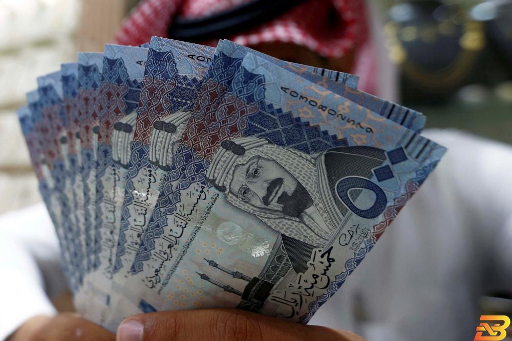 أوراق من عملة الريال السعودي-أرشيف رويترز المركزي السعودي سيقدم تمويلا للشركات بقيمة 3.5 مليار دولار