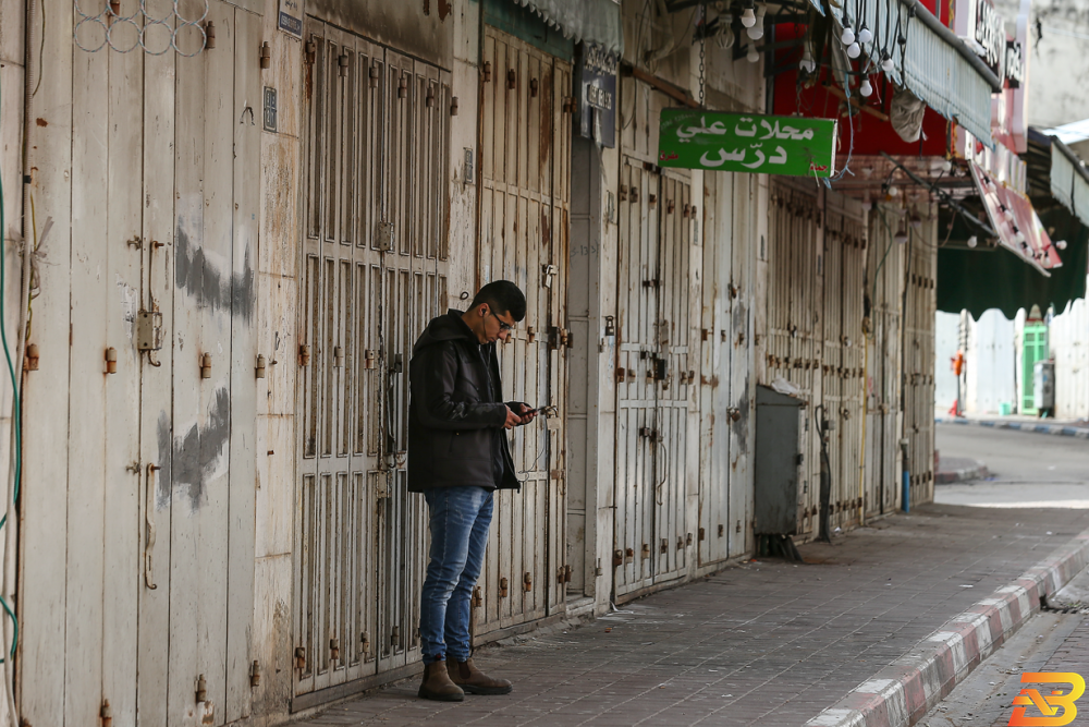 محال مغلقة في رام الله مع بدء تنفيذ عملية الحجر الإلزامي والإجراءات الاحترازية المشددة التي أعلنت عنها الحكومة الفلسطينية (عدسة:بهاء نصر/وفا) إغلاق جميع الأعمال التجارية من الـ7 مساءً وحتى الـ7 صباحا