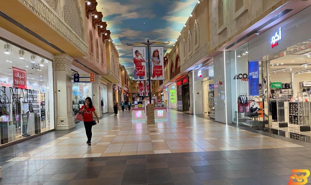 امرأة تسير في مجمع تجاري شبه خالي في دبي بالإمارات العربية المتحدة. تصوير رويترز. سكان دول الخليج يحثون على إنهاء حظر المكالمات عبر الإنترنت