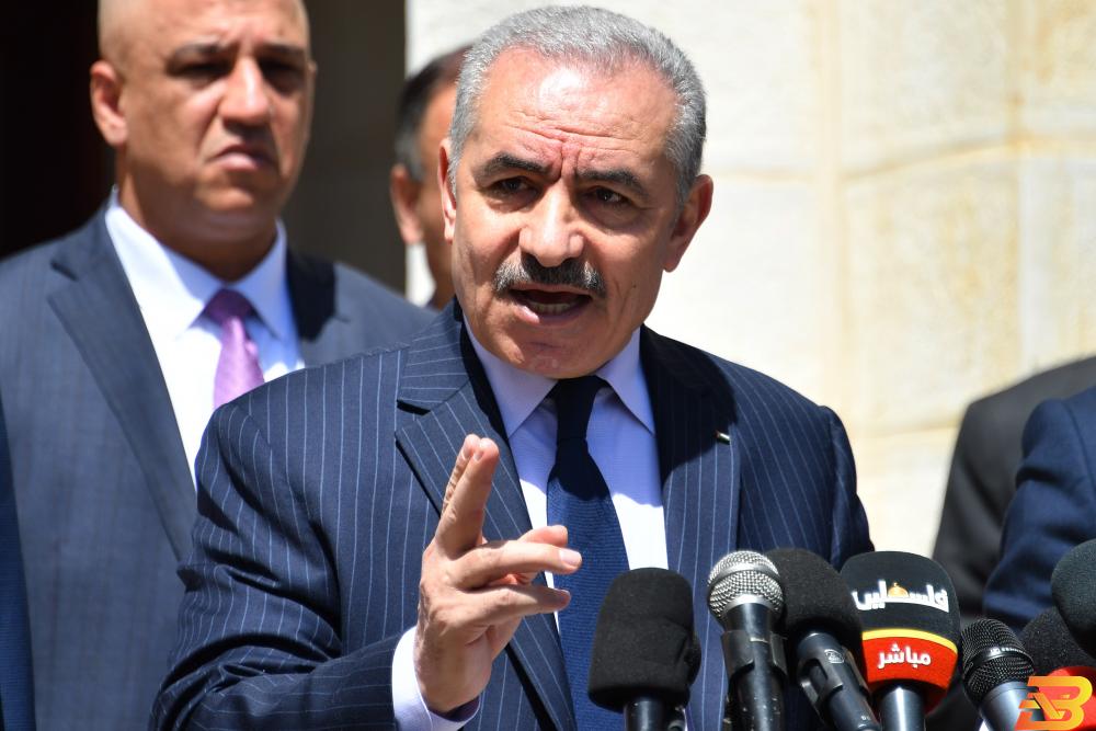 رئيس الوزراء محمد اشتية، خلال مؤتمر صحفي حول آخر مستجدات فيروس كورونا. النص الكامل-رئيس الوزراء: صرف الرواتب على عدة أيام لعدم التجمهر أمام البنوك