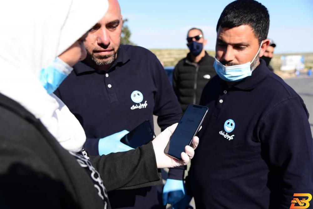 جانب من إطلاق المبادرة الانترنت مجانا عند نقاط التفتيش الفلسطينية