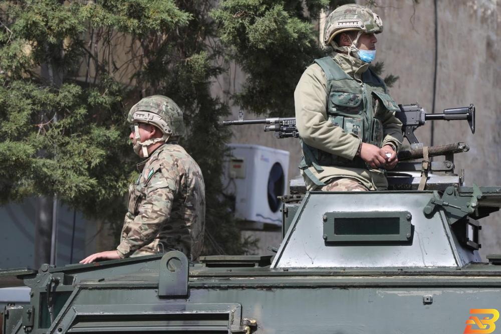 جنديان في الجيش الأردني يفرضان النظام في شوارع العاصمة عمان-تصوير رويترز الأردن يفرض حظر التجول الكامل