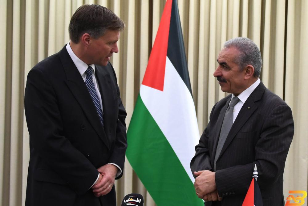 رئيس الوزراء محمد اشتية والقنصل البريطاني فيليب هول-أرشيفية مليون دولار من بريطانيا لدعم الجهود الفلسطينية لمكافحة كورونا