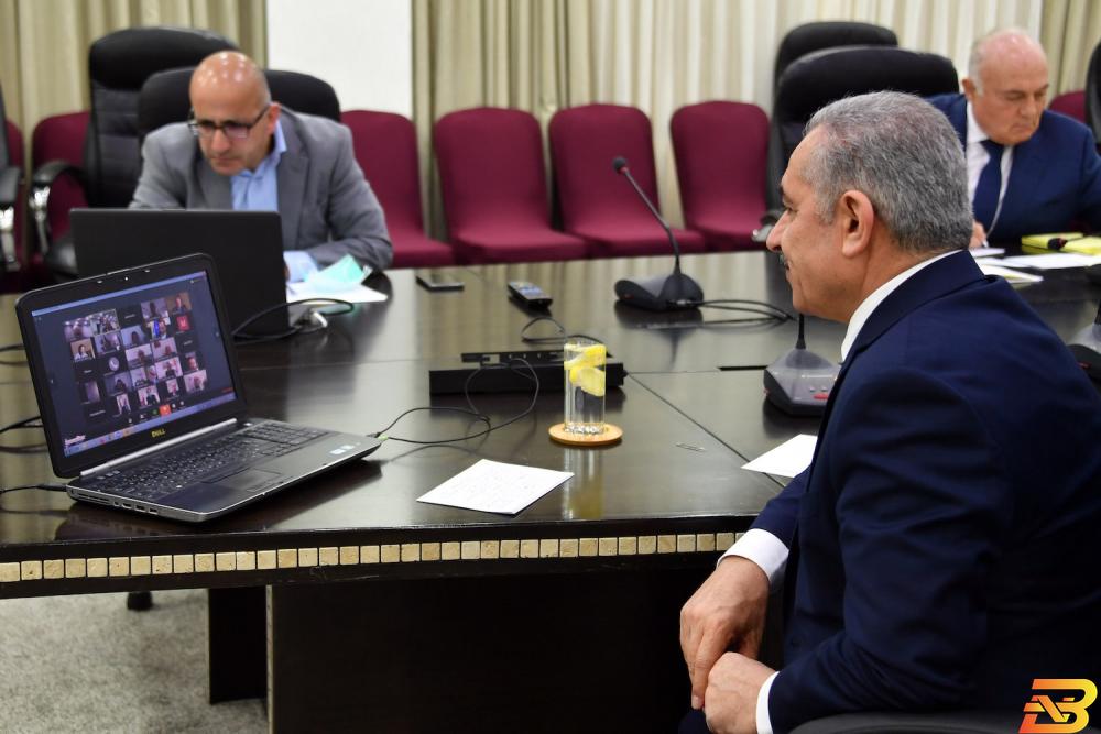 رئيس الوزراء محمد اشتية خلال لقائه سفراء وقناصل وممثلي دول العالم لدى فلسطين عبر برنامج زووم اشتية: ارتفاع عجز الموازنة إلى 1.4 مليار دولار بسبب كورونا