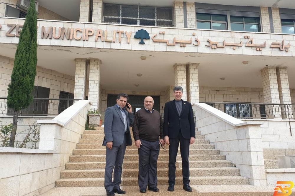جانب من تسليم مواد الوقاية والسلامة العامة لمركز التوزيع التابع لبلدية بيرزيت مصرف الصفا يدعم جهود مكافحة جائحة كورونا