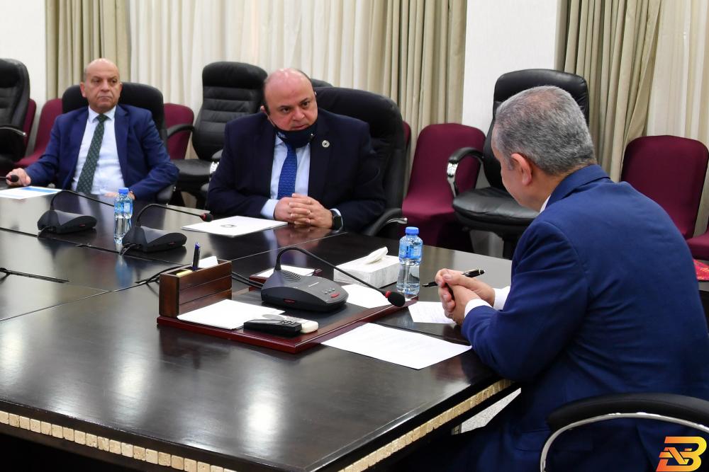 جانب من الاجتماع اشتية: نريد العمل على توطين الاستثمارات البنكية