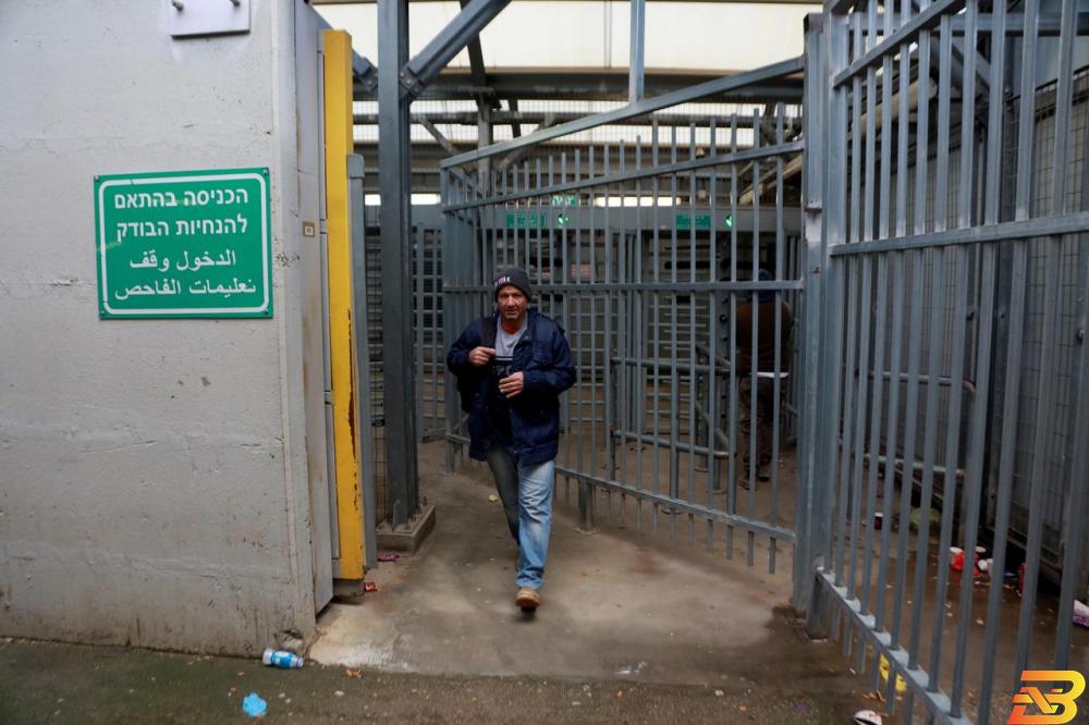 عامل فلسطيني يعود إلى الضفة بعد منعه من دخول إسرائيل للعمل وسط مخاوف من تفشي فيروس كورونا-تصوير رويترز الإحصاء: أكثر من 453 ألف عامل تضرر من أزمة كورونا
