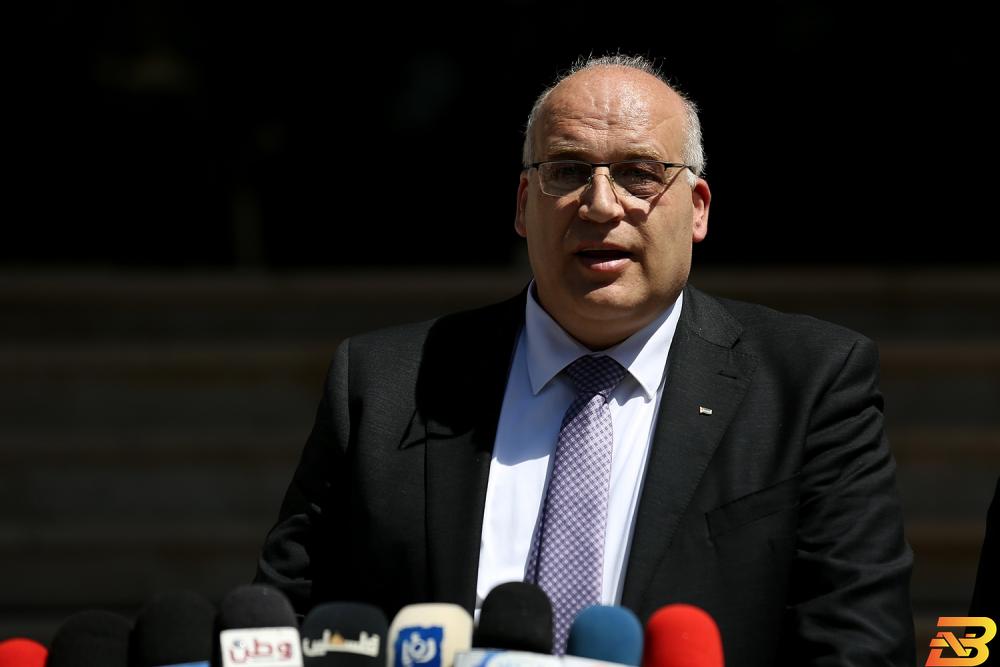 وزير العمل نصري أبو جيش يتحدث خلال المؤتمر الصحفي أبو جيش: نعمل على تمديد الاتفاق بين أطراف الانتاج بما يشمل دعم الأجور بحوالي 25%