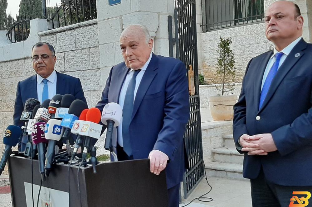 جانب من المؤتمر الصحفي اتفاق على تمويل إضافي للحكومة من البنوك بمقدار 400 مليون دولار