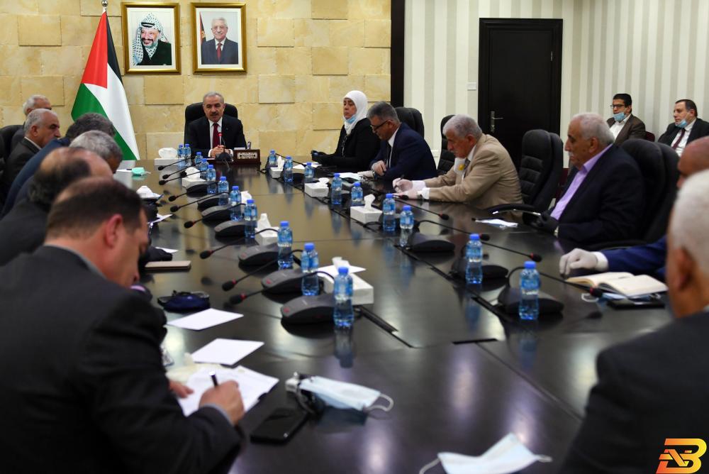 جانب من الاجتماع اشتية: نريد علاقة متوازنة بين الصحة والاقتصاد