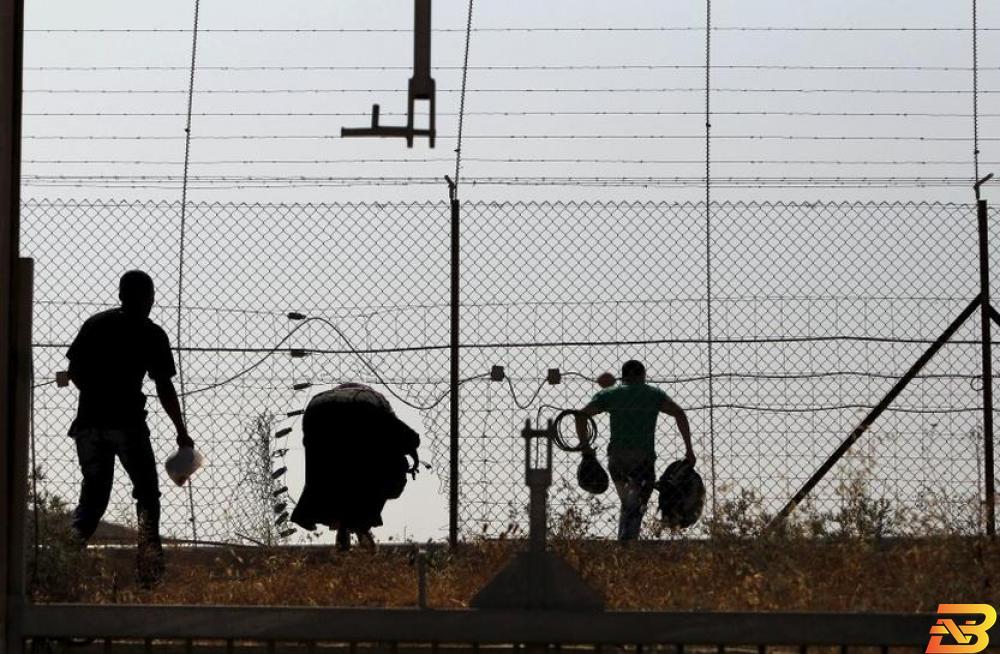 عمال فلسطينيون يدخلون إلى إسرائيل عبر فتحات في السياج الفاصل-أرشيف وكالات تحقيق: كيف ساهمت عودة العمال من إسرائيل في تفشي الوباء؟