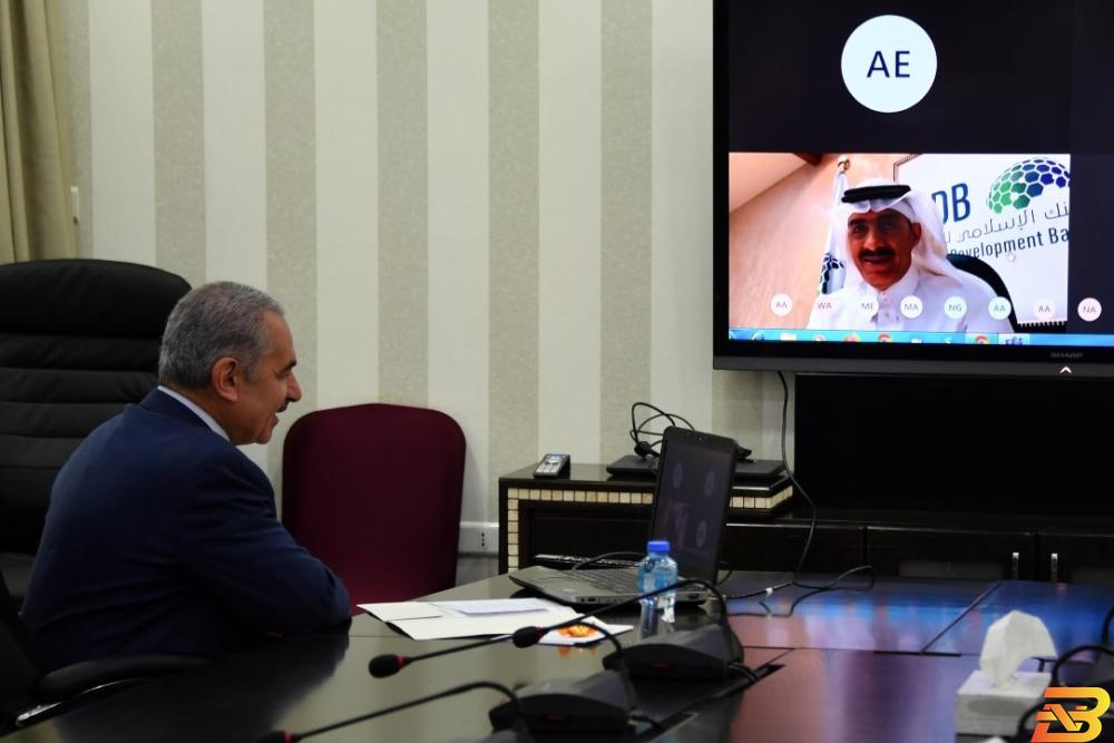 جانب من الاجتماع اشتية يدعو البنك الإسلامي للتنمية لدعم المنشآت المتوسطة والصغيرة