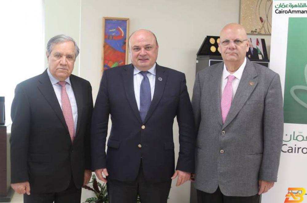 المدير الإقليمي لبنك القاهرة عمان جوزيف نسناس (يمين) ومحافظ سلطة النقد عزام الشوا (وسط) ورئيس صندوق "وقفة عز" طلال ناصر الدين بنك القاهرة عمان يدعم صندوق ’وقفة عز’ بمليون شيقل