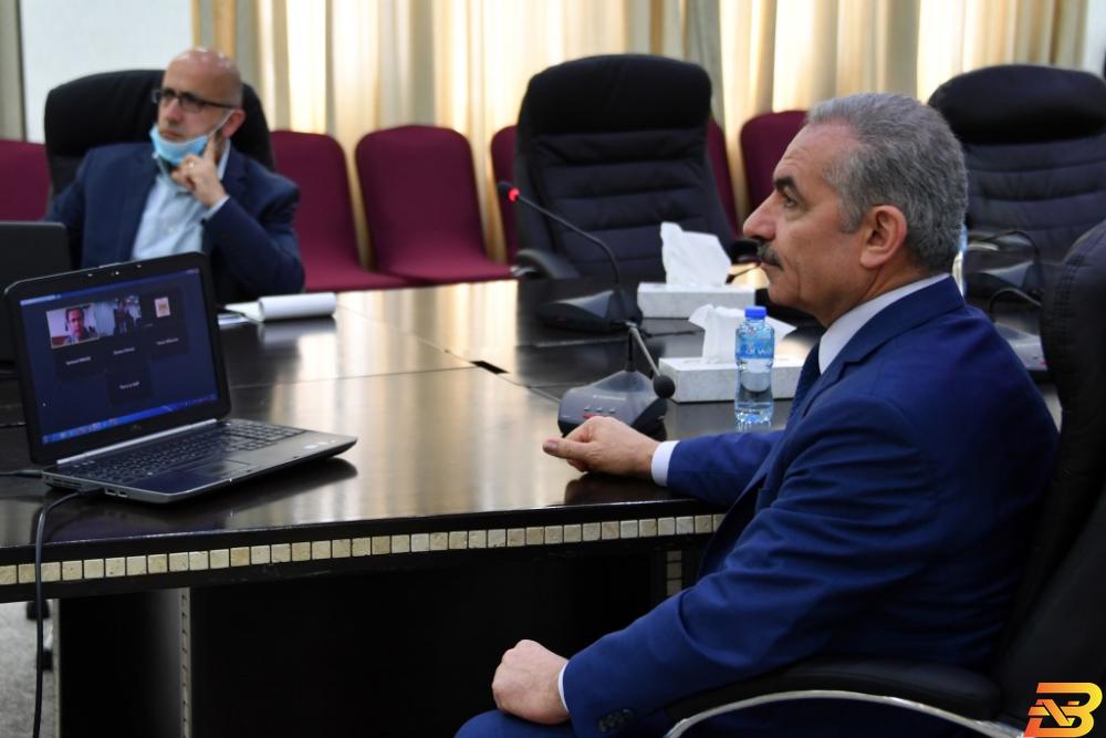 جانب من الاجتماع اشتية يطالب الاتحاد الأوروبي بدعم القطاع الخاص