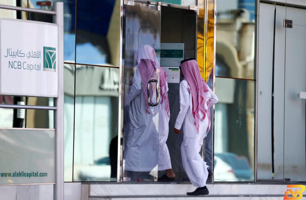 صورة توضيحية-أحد البنوك في السعودية-تصوير رويترز البنك المركزي السعودي يؤجل أقساط القروض للمواطنين لـ 3 أشهر