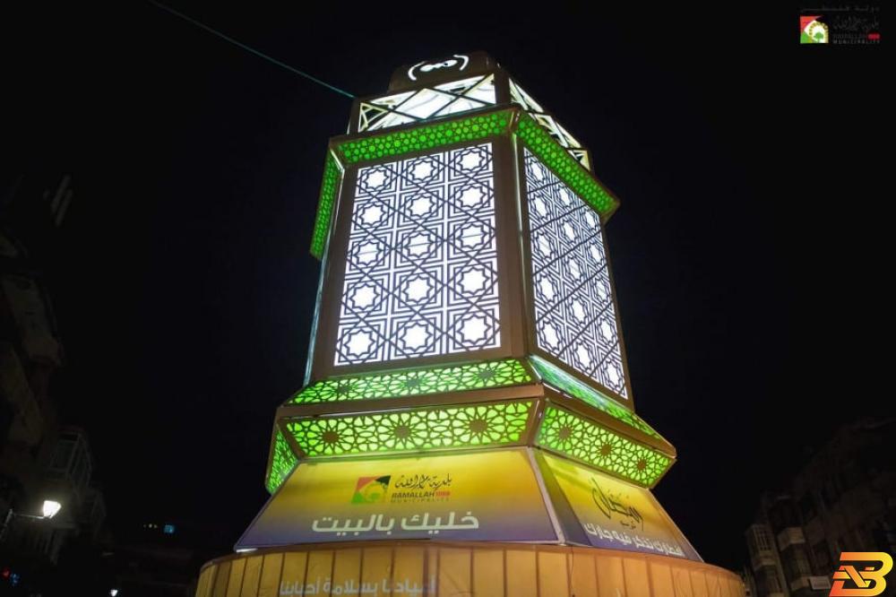 ’فانوس رمضان’ يضيء سماء رام الله 
