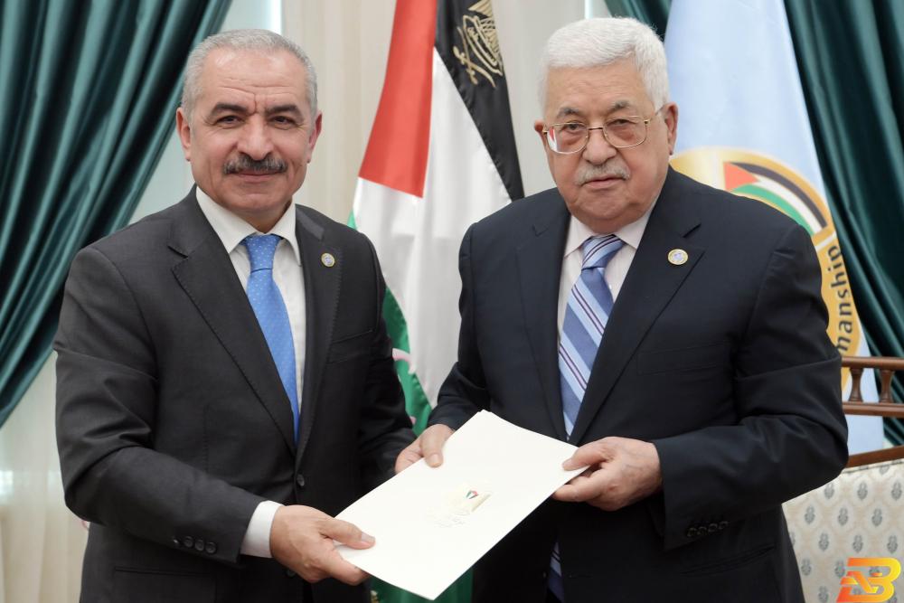 الرئيس محمود عباس ورئيس الوزراء محمد اشتية-أرشيفية عاصفة قانون التقاعد: الرئيس يلغي القرار ومطالب بفتح تحقيق