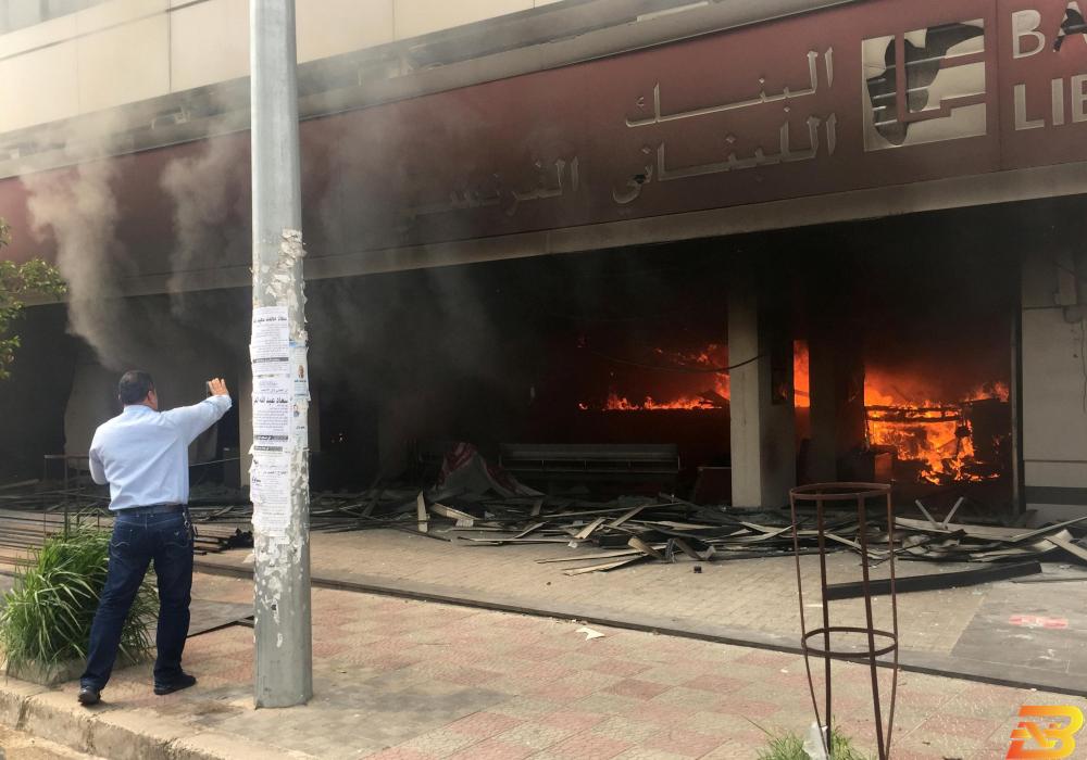 النار تشتعل داخل فرع لأحد البنوك في مدينة طرابلس بشمال لبنان يوم الثلاثاء. تصوير: عمر إبراهيم - رويترز. مدن لبنانية تنتفض على المصاعب الاقتصادية