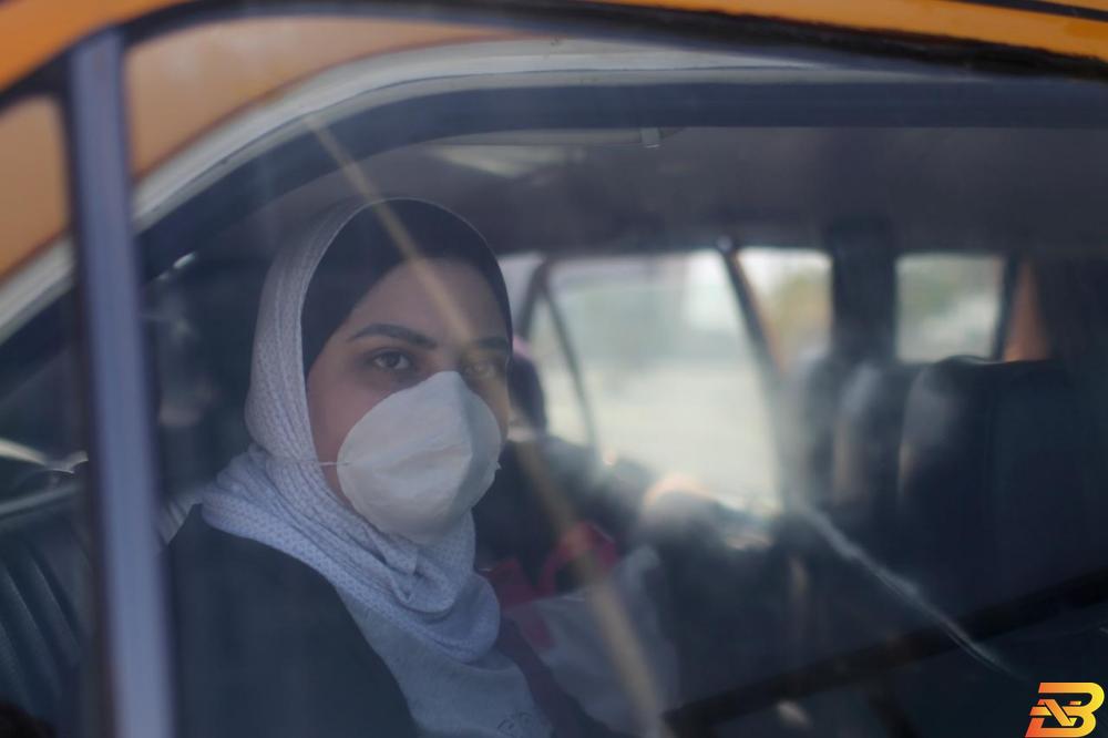 امرأة فلسطينية تضع كمامة على وجهها كإجراء وقائي من الإصابة بفيروس كورونا في قطاع غزة يوم الثامن من مارس آذار 2020. تصوير: إبراهيم أبو مصطفى - رويترز 62 حالة وفاة بالكورونا بين الجاليات الفلسطينية