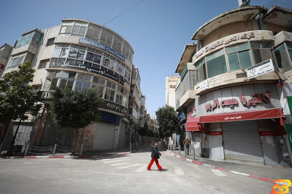 محلات مغلقة وسطة رام الله في ظل أزمة كورونا-23 آذار 2020-تصوير الأناضول 75% من أصحاب الأعمال في رام الله غير قادرين على دفع أجور العاملين