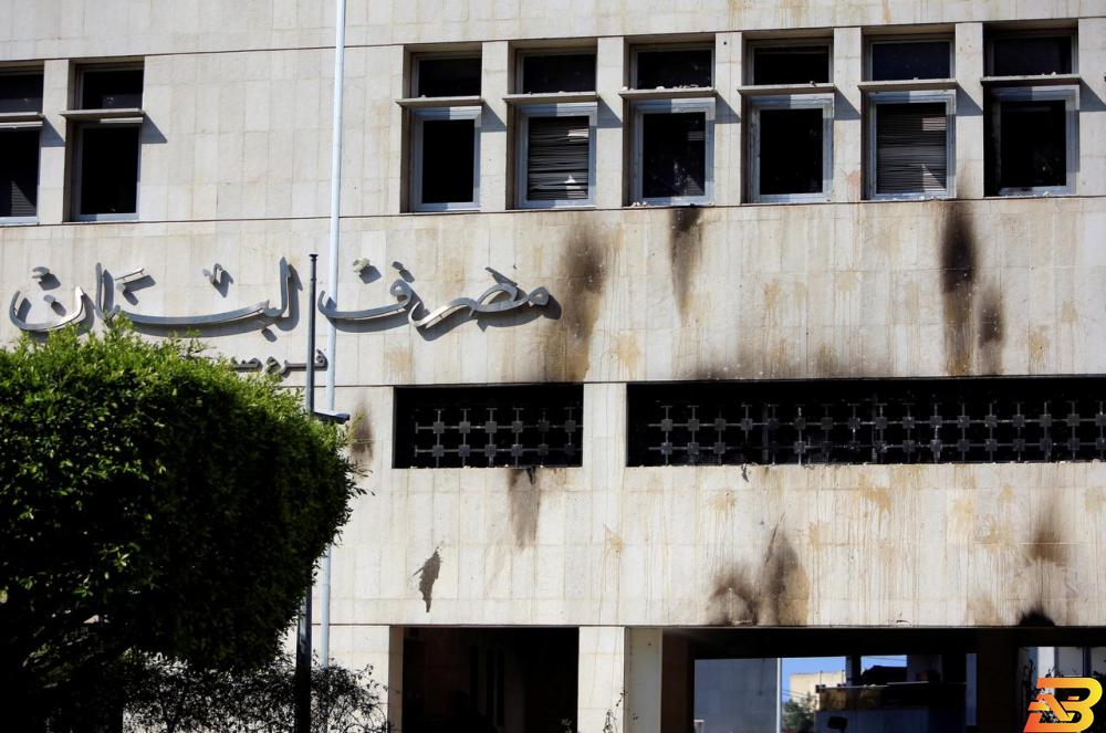 مشهد يظهر واجهة مدمرة لمصرف لبنان المركزي عقب احتجاجات خلال الليل في مدينة صيدا بجنوب لبنان يوم الخميس. تصوير: علي حشيشو-رويترز. بنوك لبنان ترفض خطة إنقاذ مع طلب الحكومة مساعدة صندوق النقد