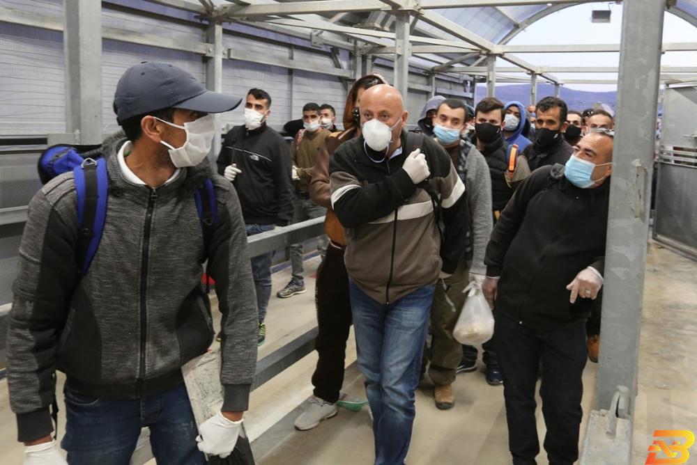عمال فلسطينيون يتجهون الى أماكن عملهم داخل إسرائيل عبر حاجز الظاهرية جنوب الخليل (عدسة:مشهور وحواح/وفا) نحو 40 ألف عامل يتوجهون إلى عملهم في إسرائيل