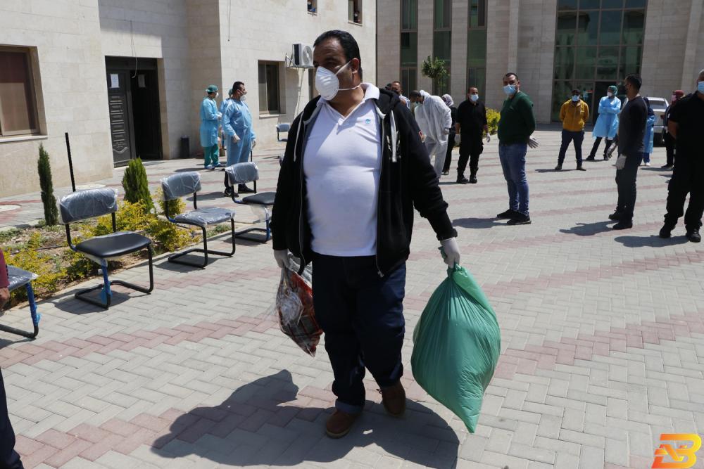 أحد المتعافين يغادر مركز للحجر الصحي في أريحا في 12 نيسان الماضي-تصوير وفا لا إصابات، وارتفاع عدد المتعافين إلى 222